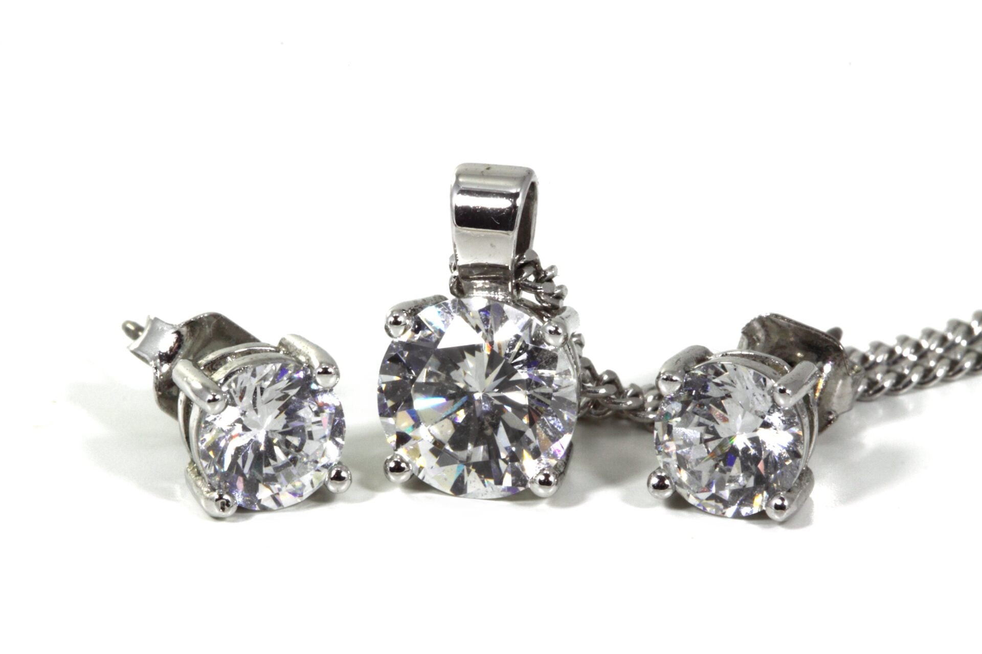 Luxury jewellery has long been associated with exclusivity and high prices, making beautiful diamond pieces unattainable for many people. Tru-Diamonds is changing that perception by offering stunning jewellery that combines elegant craftsmanship, premium materials, and affordable pricing. With its innovative approach to non-mined diamond alternatives, the brand enables customers to enjoy the brilliance of fine jewellery without compromising on quality or style.