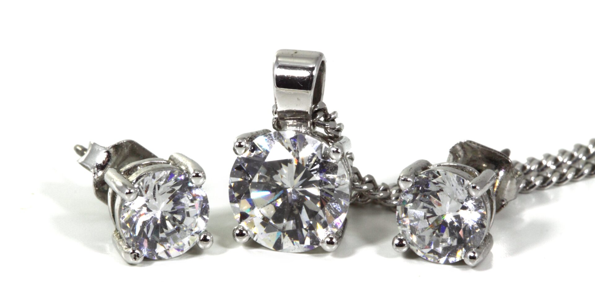 Luxury jewellery has long been associated with exclusivity and high prices, making beautiful diamond pieces unattainable for many people. Tru-Diamonds is changing that perception by offering stunning jewellery that combines elegant craftsmanship, premium materials, and affordable pricing. With its innovative approach to non-mined diamond alternatives, the brand enables customers to enjoy the brilliance of fine jewellery without compromising on quality or style.